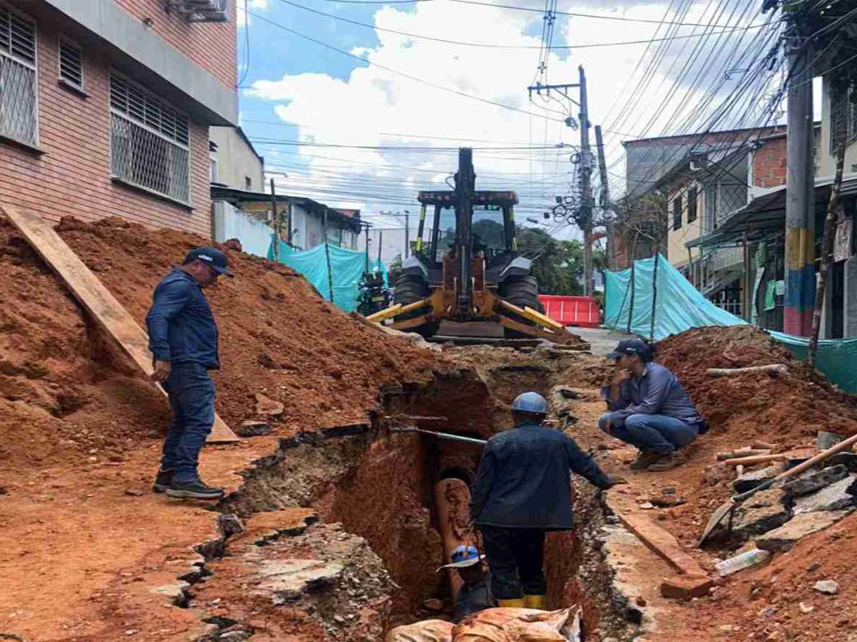 Obras de alcantarillado ocasionan daño en la conducción Malpaso, dejando sin servicio de acueducto a más de 19.000 suscriptores 4 DESTACADA 2 SUSPENSION POR EMPASS